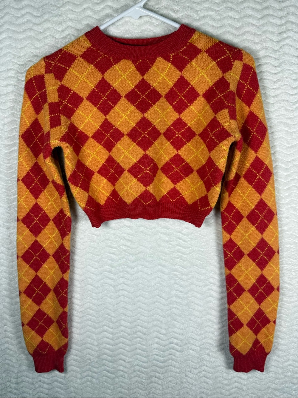 Edikted Y2K Cropped Argyle Sweater - Red & Gold. So soft and stylish 🧡😊🤩